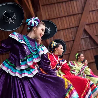 Mexicanos bailando folclore en Europa