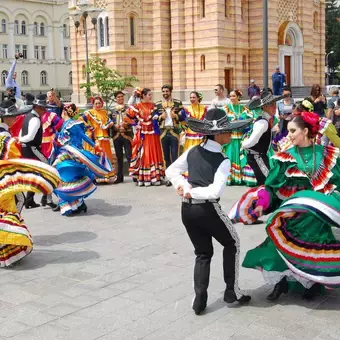 Mexicanos bailando folclore en Europa