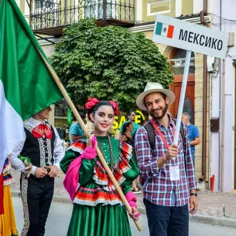 Mexicanos bailando folclore en Europa