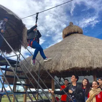 Tirolesa en Peña del Aire a más de 1200 metros de altura.