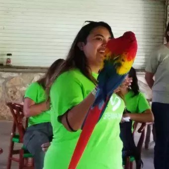 alumna con guacamaya