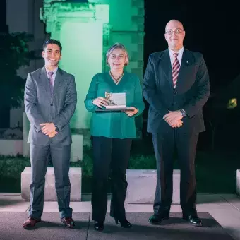 Los profesores recibieron un diploma y una replica del monumento en honor a Adolfo Prieto