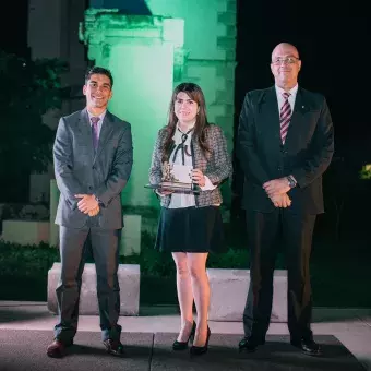 Los profesores recibieron un diploma y una replica del monumento en honor a Adolfo Prieto