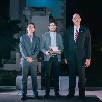 Los profesores recibieron un diploma y una replica del monumento en honor a Adolfo Prieto