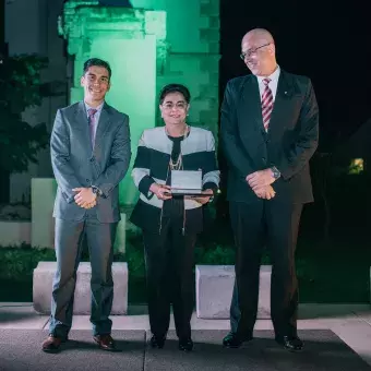 Los profesores recibieron un diploma y una replica del monumento en honor a Adolfo Prieto