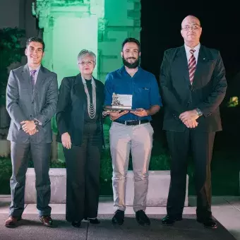 Los profesores recibieron un diploma y una replica del monumento en honor a Adolfo Prieto