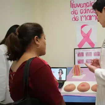 Feria salud semana i stand cáncer de mama