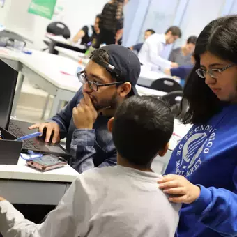 Niñas y niños se unen a estudiantes del Tec para construir juguetes 