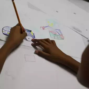 Niñas y niños se unen a estudiantes del Tec para construir juguetes 