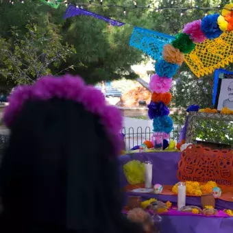 Alumnos festejando el día de muertos