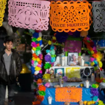 Alumnos festejando el día de muertos