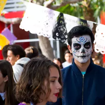 Alumnos festejando el día de muertos