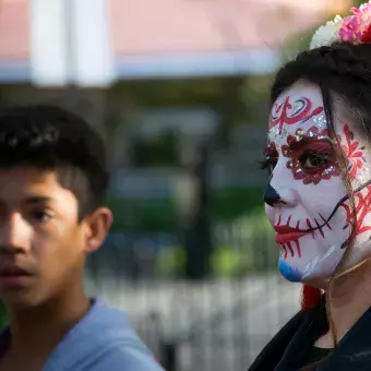 Alumnos festejando el día de muertos