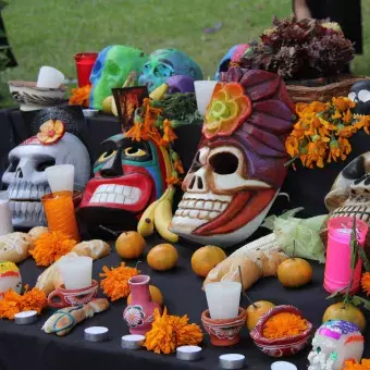 Mascaras en un altar de muertos