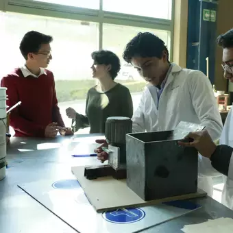 Trabajando en laboratorios de ingeniería 