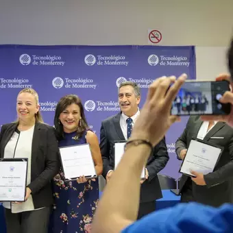 Algunos de los profesores posando para una foto