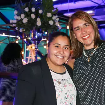 Adriana Valle y Cindy Eroza, representantes de la carrera de Administración Financiera.