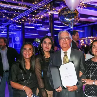 El profesor Victor Padilla y su familia celebrando sus 25 años de lealtad.