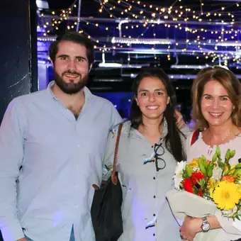 La profesora Maria Isabel Romero y su familia celebrando sus 25 años de trayectoria.