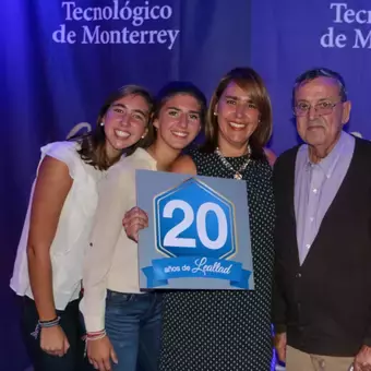 Nuestro maestros galardonados aprovecharon para tomarse fotos con sus familias.