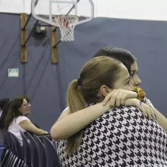 Abrazo madre e hija conferencia