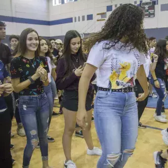 Alumnos bailando hip hop