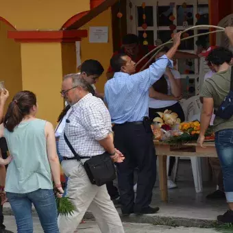 Alumnos participando en la decoración del Xantolo