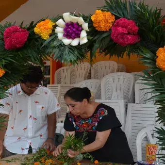 Alumno ayudando a decorar el marco para el altar