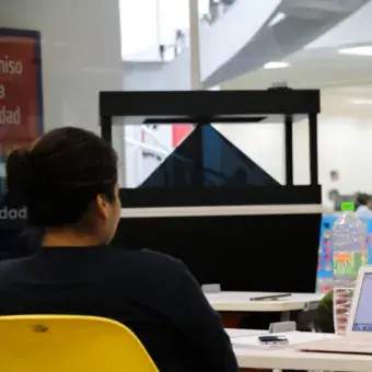 Maestra del Tecnológico de Monterrey impartiendo la Semanai en campus Tampico