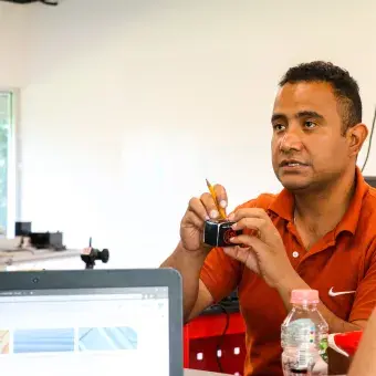 Maestro del Tecnológico de Monterrey impartiendo la Semanai en campus Tampico