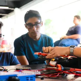 Maestro del Tecnológico de Monterrey impartiendo la Semanai en campus Tampico