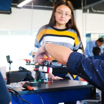 Maestro del Tecnológico de Monterrey impartiendo la Semanai en campus Tampico