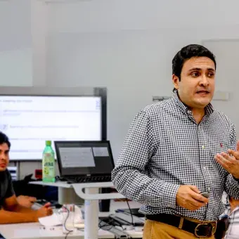 Maestro del Tecnológico de Monterrey impartiendo la Semanai en campus Tampico