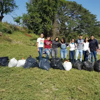 Voluntarios limpian el río Apatlaco