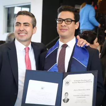 Alumnos de profesional disfrutan de grandes momentos en su graduación.