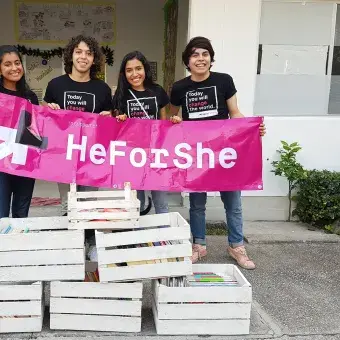 He For She Cuernavaca dona libros a niños