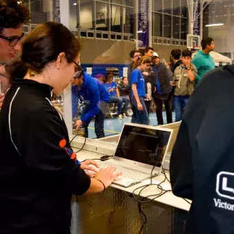 Equipo de programación y electrónica de LamBot ajustando su cancha.