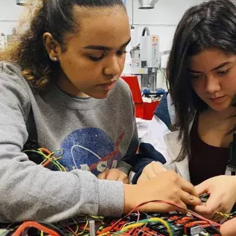 Camila y Jessica trabajando en el robot. 