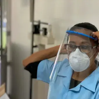 Nabawa proyecto de egresados y alumna del Tec que donan caretas a hospitales