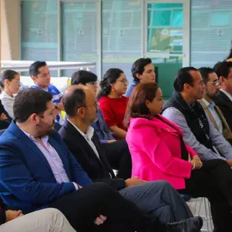 Audiencia escuchando la ceremonia de inauguración