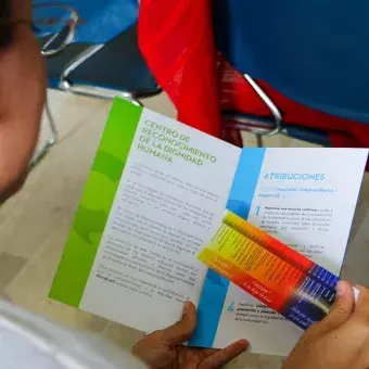 Mujer leyendo en folleto sobre los procedimientos del punto azul