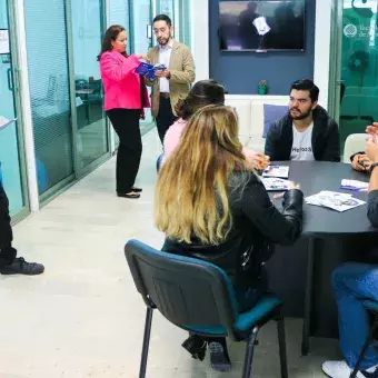 Estudiantes dialogando con expertos dentro del Punto de Atención