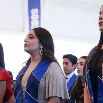 Alumnos de profesional y posgrado disfrutan de grandes momentos en su graduación.