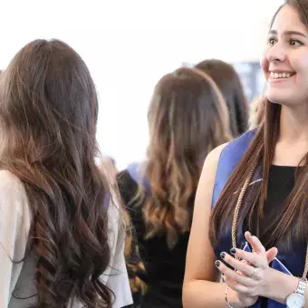 Alumnos de profesional y posgrado disfrutan de grandes momentos en su graduación.