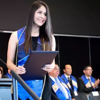 Alumnos de profesional y posgrado disfrutan de grandes momentos en su graduación.