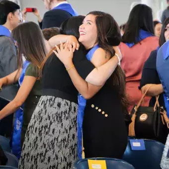 Alumnos de profesional y posgrado disfrutan de grandes momentos en su graduación.