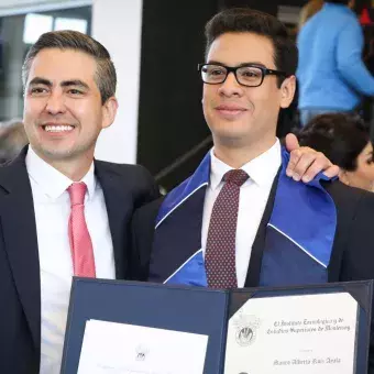 Alumnos de profesional y posgrado disfrutan de grandes momentos en su graduación.