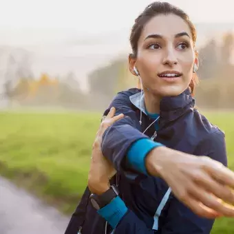 Tips para relajarte cuando sientas mucho estrés, como salir a caminar