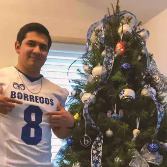 Alumno del Tec campus Toluca con su árbol de Navidad