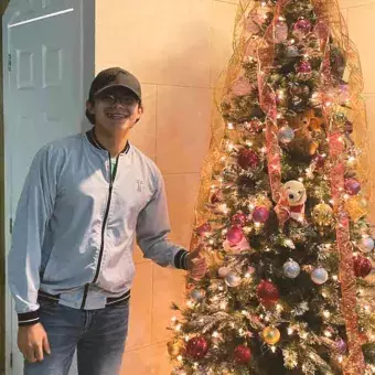 Alumno del Tec campus Toluca con su árbol de Navidad